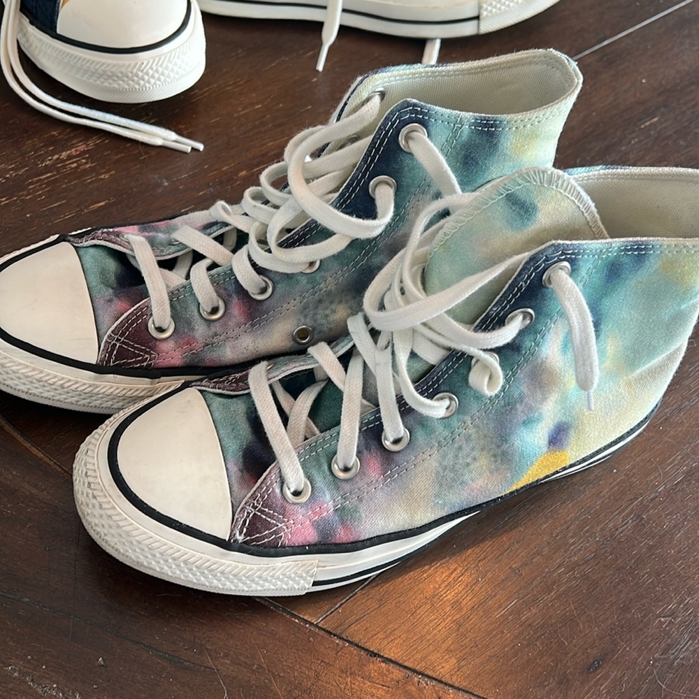 Tie-dyed multi colored Converse Hightops m/6 w/8